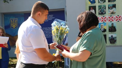 У День Конституції у Херсоні рідним загиблих в зоні ООС воїнів вручили нагороди