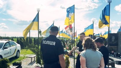 Правоохоронці під час проведення розшукових заходів на міському кладовищі в Шепетівці