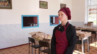 Частину на фронт, решту на продаж, щоб купити РЕБи. На Кіровоградщині вчителі й учні ліцею спекли 4,5 тисячі пасок Частину на фронт, решту на продаж, щоб купити РЕБи. На Кіровоградщині вчителі й учні ліцею спекли 4,5 тисячі пасок