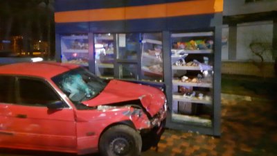В Одесі через ДТП автівка врізалася у МАФ: є травмовані В Одесі через ДТП автівка врізалася у МАФ: є травмовані