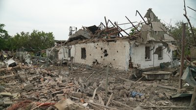Як жителі Новомиколаївки ліквідовують наслідки російської атаки КАБами 24 червня
