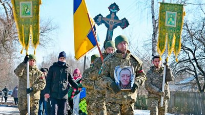 На Чернігівщині попрощалися з п'ятьма військовими, що загинули у боях на сході України На Чернігівщині попрощалися з п'ятьма військовими, що загинули у боях на сході України