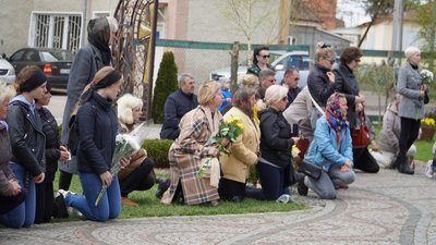 Зустрічали на колінах: у місті на Волині попрощалися з загиблим військовослужбовцем Зустрічали на колінах: у місті на Волині попрощалися з загиблим військовослужбовцем