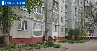 У Чернігові огородили стрічкою та дезінфікують будинок, в якому живуть хворі на коронавірус У Чернігові огородили стрічкою та дезінфікують будинок, в якому живуть хворі на коронавірус