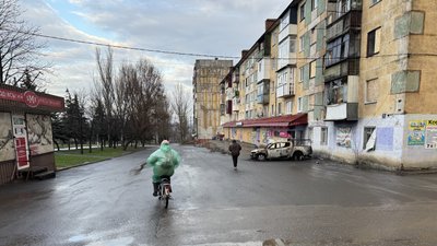 Людина їде на велосипеді у Дружківці