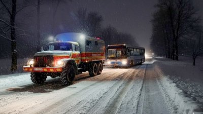 Рятувальники витягнули зі снігових заметів автомобілі