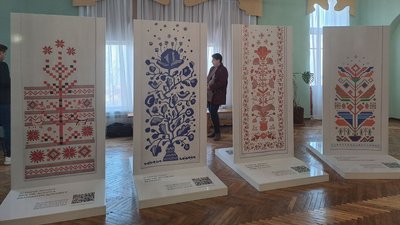 Історії про сексуальне насильство, скоєне російськими військовими. У Кропивницькому презентують виставку "Вишиті болем"