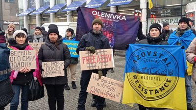 "Не мовчи! Полон вбиває". У Дніпрі рідні військових, які перебувають в полоні влаштували акцію "Не мовчи! Полон вбиває". У Дніпрі рідні військових, які перебувають в полоні влаштували акцію
