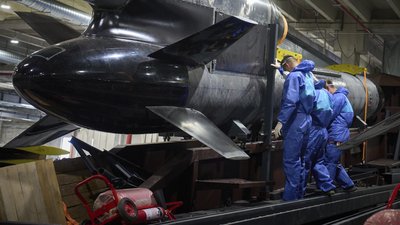Робітники оглядають крилату ракету Фламінго