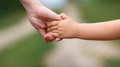 доросла і дитяча руки