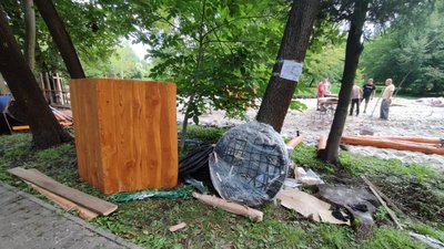У парку "700-річчя Львова" облаштовують ігровий майданчик для дітей У парку "700-річчя Львова" облаштовують ігровий майданчик для дітей