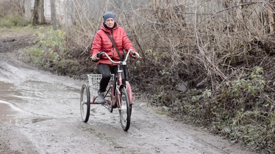 "Боїмося навіть вийти з дому" — як живе село Нові Вирки на Сумщині за кілька кілометрів від РФ "Боїмося навіть вийти з дому" — як живе село Нові Вирки на Сумщині за кілька кілометрів від РФ