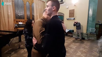 У Рівному дітям загиблих бійців вручили "Батьківські серця" У Рівному дітям загиблих бійців вручили "Батьківські серця"