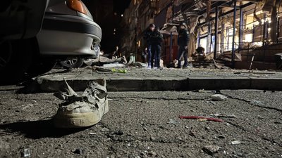 "Рідна донька під апаратом, як я можу триматися": очевидці про російський обстріл Запоріжжя 22 листопада "Рідна донька під апаратом, як я можу триматися": очевидці про російський обстріл Запоріжжя 22 листопада