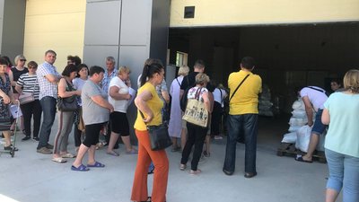 На Полтавщині благодійний фонд роздає продукти переселенцям