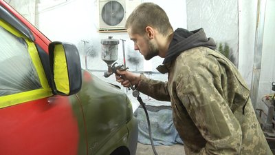 Валентин Третяк з Хмельницького покриває фарбою з пульверизатора автомобіль Валентин Третяк з Хмельницького покриває фарбою з пульверизатора автомобіль