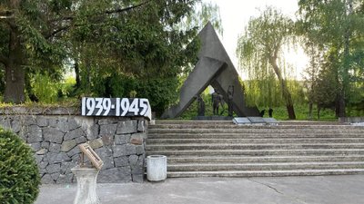 Меморіал жертвам Другої світової війни на вулиці Білій у Рівному Меморіал жертвам Другої світової війни на вулиці Білій у Рівному