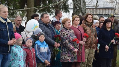 У селі на Черкащині в пам'ять про полеглого захисника встановили пам'ятну дошку У селі на Черкащині в пам'ять про полеглого захисника встановили пам'ятну дошку