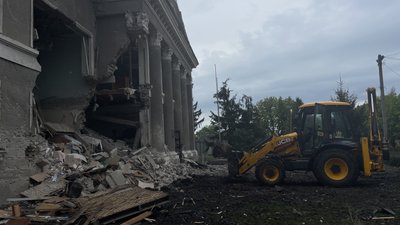 Наслідки двох ракетних ударів по колишній адміністрації у Золочеві на Харківщині Наслідки двох ракетних ударів по колишній адміністрації у Золочеві на Харківщині