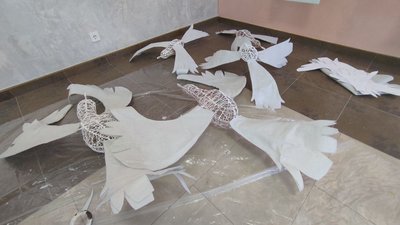 У Луцьку художники майструють артінсталяції до Великодня, щоб прикрасити центр міста
