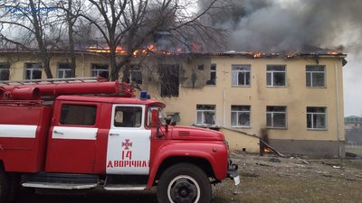 Обстріли Дворічної на Харківщині: поранений чоловік, горів ліцей