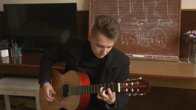 Усю дорогу з Бахмуту Антон Яблочкін беріг свою гітару повністю ручної роботи, зроблену львівським майстром на замовлення. Усю дорогу з Бахмуту Антон Яблочкін беріг свою гітару повністю ручної роботи, зроблену львівським майстром на замовлення.