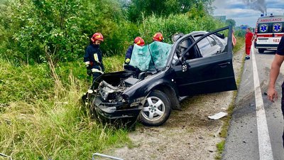 На Івано-Франківщині легковик зіткнувся з вантажівкою. Загинули двоє людей На Івано-Франківщині легковик зіткнувся з вантажівкою. Загинули двоє людей