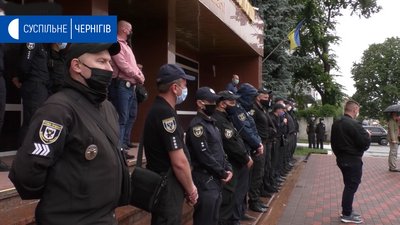 «Руки геть від патріотів»: у Чернігові пройшов мітинг під обласним управлінням поліції. РЕПОРТАЖ «Руки геть від патріотів»: у Чернігові пройшов мітинг під обласним управлінням поліції. РЕПОРТАЖ