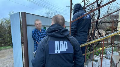 Відбирав бойові доплати у солдатів: на Одещині викрили посадовця військової частини — ДБР Відбирав бойові доплати у солдатів: на Одещині викрили посадовця військової частини — ДБР