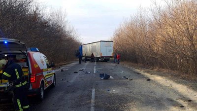 На Чернігівщині зіткнулись фура та легковик: одна людина загинула, інша — в лікарні На Чернігівщині зіткнулись фура та легковик: одна людина загинула, інша — в лікарні