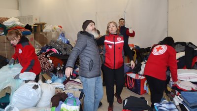 “Вони в мене як сім'я”: волонтери Червоного Хреста з Охтирки розповіли про свою діяльність