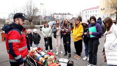 Рятувальники провели тренінг для вінницьких закладів освіти Рятувальники провели тренінг для вінницьких закладів освіти