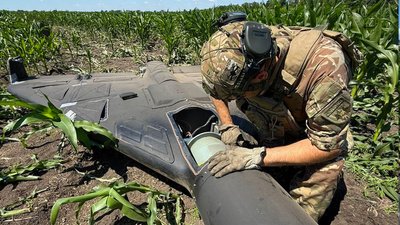 Бойова частина понад 50 кілограмів: у полі на Кіровоградщині збитий дрон Р