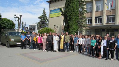Підприємці Надвірнянщини купили й відправили на фронт шість автомобілів Підприємці Надвірнянщини купили й відправили на фронт шість автомобілів