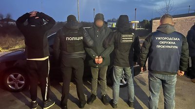Використовував військову форму для проїзду блокпостів: закарпатця підозрюють у переправленні чоловіка через кордон Використовував військову форму для проїзду блокпостів: закарпатця підозрюють у переправленні чоловіка через кордон