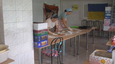 По декілька годин на день жінки виділяють на випічку бійцям По декілька годин на день жінки виділяють на випічку бійцям