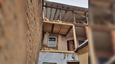 Підняв дах та розширив площу. У Чернівцях в аварійному будинку самовільно розпочали будівництво Підняв дах та розширив площу. У Чернівцях в аварійному будинку самовільно розпочали будівництво