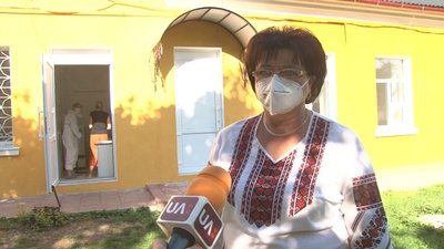 У Тернопільському обласному лабораторному центрі черга, щоб зробити ПЛР-тест У Тернопільському обласному лабораторному центрі черга, щоб зробити ПЛР-тест