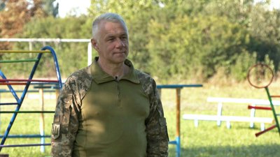 Про приїзд ніхто не знав: шкільний вчитель з Волині, який служить у ЗСУ, приїхав 1 вересня до колишніх учнів Про приїзд ніхто не знав: шкільний вчитель з Волині, який служить у ЗСУ, приїхав 1 вересня до колишніх учнів