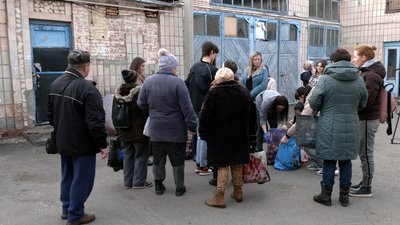 У Рівному благодійники безплатно роздавали переселенцям картоплю