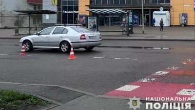 Перебігала дорогу на "червоний": у Львові водій збив 16-річну дівчину Перебігала дорогу на "червоний": у Львові водій збив 16-річну дівчину