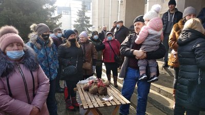 У Херсоні біля міської ради херсонці мітингують У Херсоні біля міської ради херсонці мітингують
