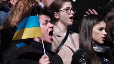 У Чернівцях провели акцію на підтримку заклику про закриття неба над Україною У Чернівцях провели акцію на підтримку заклику про закриття неба над Україною