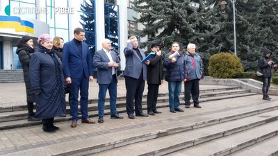 "Хвиля гніву": у Рівному профспілки почали акцію проти закону про працю "Хвиля гніву": у Рівному профспілки почали акцію проти закону про працю