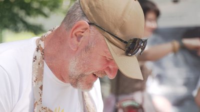 Боєць націгвардії Олег Туєшин готує бограч Боєць націгвардії Олег Туєшин готує бограч