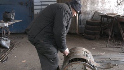 Працівники черкаської кузні виготовляють протитанкові їжаки та буржуйки для армії Працівники черкаської кузні виготовляють протитанкові їжаки та буржуйки для армії