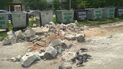 У Сумах фірма, яка частково програла "сміттєвий" конкурс, прибрала свої контейнери разом з асфальтом У Сумах фірма, яка частково програла "сміттєвий" конкурс, прибрала свої контейнери разом з асфальтом