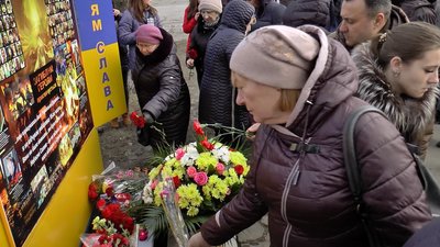 До пам’ятного знаку поклали квіти До пам’ятного знаку поклали квіти