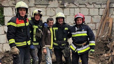 На Закарпатті рятувальники витягнули чоловіка з-під бетонної плити, яка на нього впала