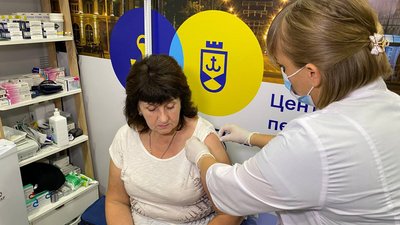 У центрі підтримки переселенців "Я Маріуполь" вперше провели вакцинацію від COVID-19 У центрі підтримки переселенців "Я Маріуполь" вперше провели вакцинацію від COVID-19